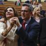 Lágrimas, alivio y todos pendientes del móvil: la otra cara de la investidura de Pedro Sánchez