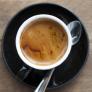 El motivo de peso por el que la taza de café se sirve con un plato debajo