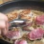 Un experto en alimentación aclara una de las dudas más comunes al poner carne en una sartén caliente
