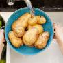 El 'truco del hielo' para cocinar patatas como un chef