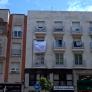 La historia detrás las sábanas en los balcones que han aparecido en un barrio de Madrid