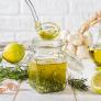Una planta común mezclada con aceite de oliva se convierte en remedio esencial para desinflamar