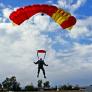 Los paracaidistas españoles del ejército rompen un récord mundial de salto con bandera