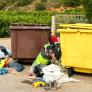 Tenerife aplica la insólita campaña del 'concejal en la silla' para vigilar lo que se tira al contenedor