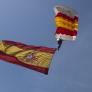 El militar con 6.000 saltos que se lanza al vacío con la bandera de España ante el rey Felipe VI