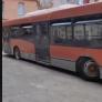 Va a subirse a un autobús en Cuba y se da cuenta de un detalle: salpica directamente a España