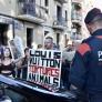 Más de 100 vecinos del Park Güell de Barcelona protestan contra el desfile de Louis Vuitton