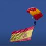 El militar con más de 6.000 saltos que ha saltado con la bandera de España en el Día de las Fuerzas Armadas