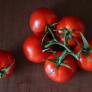 Coloca estas frutas al lado de tus tomates y madurarán en tiempo récord