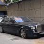 El Rolls-Royce de 250.000 euros abandonado hace años en la puerta de un hotel y que nadie puede tocar