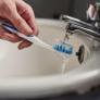 Un dentista se moja y aclara de una vez por todas si debemos cepillarnos los dientes una vez al día