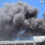 Efectivos de bomberos luchan contra un incendio en un polígono industrial cercano al aeropuerto de Ibiza
