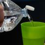 Una experta en residuos recomienda utilizar el sentido común y hacer esto con los nuevos tapones de plástico