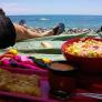 Unos latinos se preguntan si es cultural lo que ocurre en España después de comer en la playa