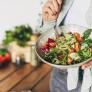 Un experto aclara si el alimento presente en muchas de las ensaladas es en realidad malo para el colesterol