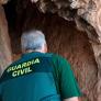 Un hombre es investigado después de echar agua a unas pinturas rupestres de 6.000 años para sacarle fotos