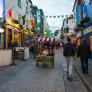 Entra un cura en un bar gay de Galway y la canción que ponen es un completo acierto