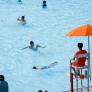 Un formador de socorristas pide a todos los padres que dejen de hacer esto cuando sus niños estén en la piscina