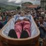 El pueblo de Galicia donde tienes que desfilar con la ropa que llevarías a tu funeral