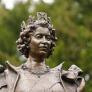 La nueva estatua de Isabel II crea polémica y piden retirarla