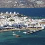 Mikonos y Santorini son "el infierno" para los griegos, según un corresponsal