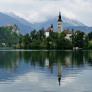 El increíble lago de Europa que oculta una iglesia con más de 6 siglos en su corazón