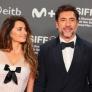 Javier Bardem y Penélope Cruz emocionan y se emocionan con el discurso de él al recoger el Premio Donostia