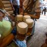 Lo que descubre una camarera del Oktoberfest limpiando una mesa dice mucho de la educación de la gente