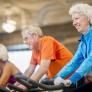 Los mayores también van al gimnasio y estos son los tres ejercicios que los especialistas les recomiendan practicar