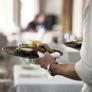 Encuentra un cristal en su plato y el dueño enfurece por la mala reseña a su restaurante: "Las cámaras demuestran que mientes"