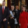 Letizia se quita la gabardina con la que ha triunfado y deja ver su vestido rojo España