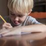 Una eminencia en psicología rompe el misterio de los niños que sacan la lengua al escribir