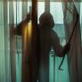 Un ladrón irrumpe en una casa, se pega un gran festín y acaba saliendo con los dientes limpios