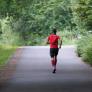 Sale a correr 30 kilómetros por el bosque y desaparece durante un mes: aparece desnudo y explica la forma de sobrevivir