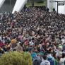 Miles de personas esperan en la Ciudad de las Artes de Valencia para organizarse y ayudar en la zona afectada por la DANA