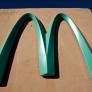 Descubren el único McDonald's azul del mundo: dónde se encuentra y el motivo de su color