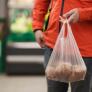 La prohibición de las bolsas de plástico gratuitas en supermercados se convierte en una pésima idea para el planeta