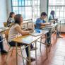 Un alumno se balancea en la silla del aula y cae: estos dice la ley si el estudiante sufre daños