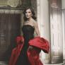 La historia de la capa de Balenciaga de Letizia en el retrato de Leibovitz y la conexión con Juan Carlos y Sofía