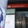 Aprovecha que su compañera se va de vacaciones de Navidad y desvalija su cajonera: el Banco Santander toma la medida más extrema