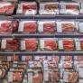 Un carnicero destripa el motivo para dejar de consumir carne en atmósfera protectora de supermercado