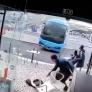 Una cámara de seguridad graba el pánico en una terraza antes de que la embistiera un autobús