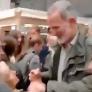 Los reyes visitan por sorpresa las zonas afectadas por la DANA y la gente pelea por acercarse a ellos: "¡Que tú vives en un piso y nosotros en un bajo!"