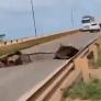 Un hombre graba un vídeo en un puente cuando de repente se empieza a derrumbar