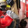 Llaman a los bomberos por un incendio en una caravana y encuentran un ataúd con el cuerpo de un joven en su interior