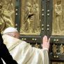 El papa abre la Puerta Santa de San Pedro y da inicio al Jubileo