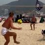 La divertida escena de tres brasileños jugando al volley playa con su perro