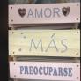 Se encuentra carteles de decoración mal traducidos: cada uno que enseña es mejor que el anterior