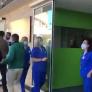 Mazón visita un hospital en Castellón y lo reciben con abucheos: "Hay gente que ha muerto por tu culpa"