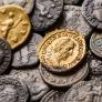 Tropieza con un lote de monedas y cuando las analiza descubre que tienen 2.000 años de antigüedad y un valor incalculable